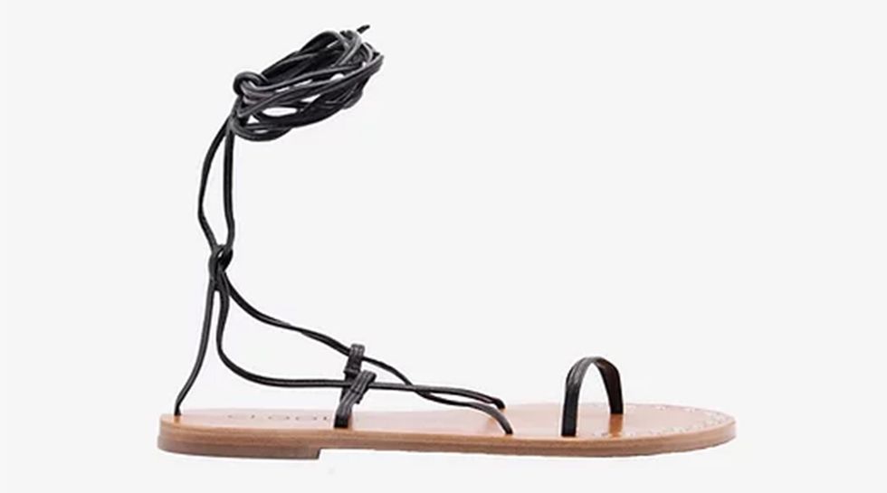 sandalias planas, modelo olivera, de la firma española clooui, como las que tiene tamara falcó