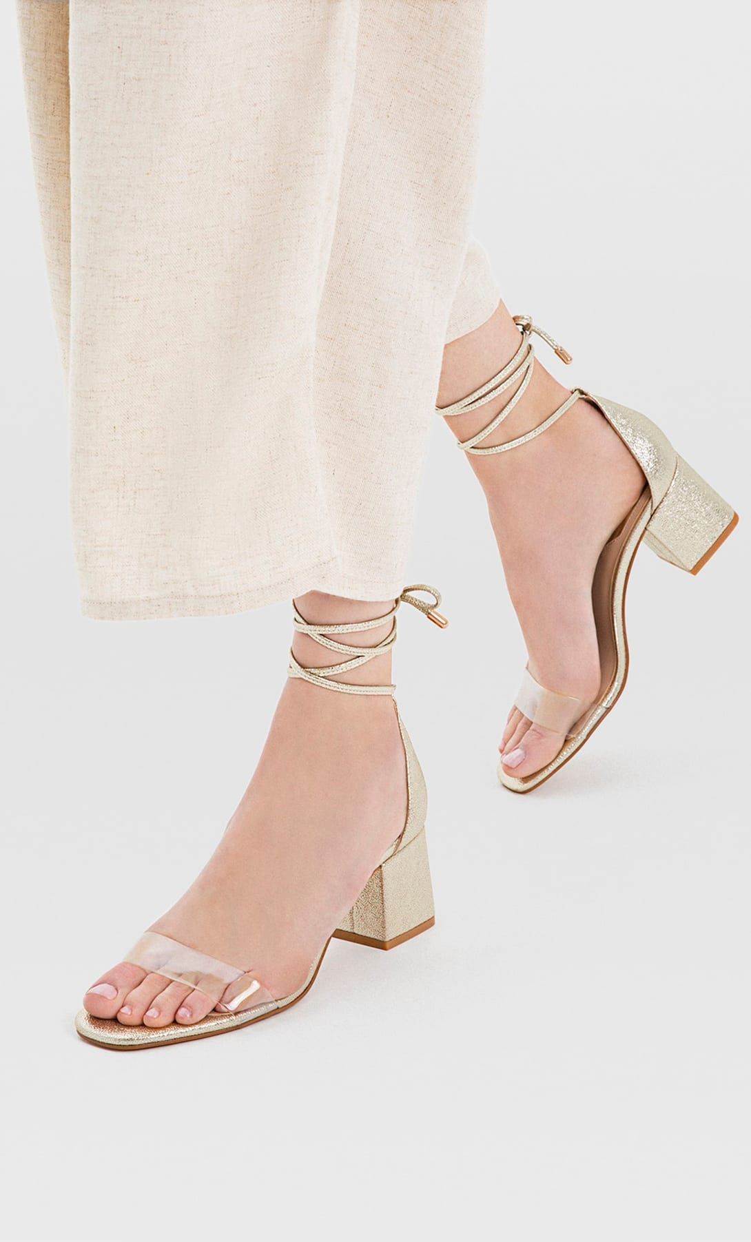 Sandalias doradas online stradivarius