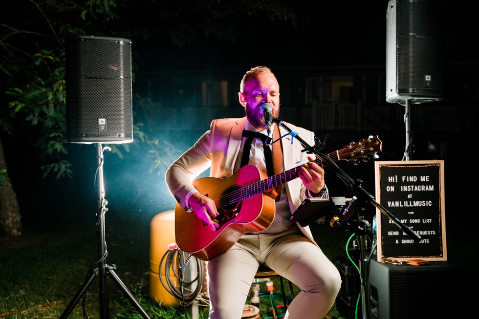 Musician, Performance, Music, Entertainment, Guitar, Musical instrument, String instrument, String instrument, Guitarist, Performing arts, 