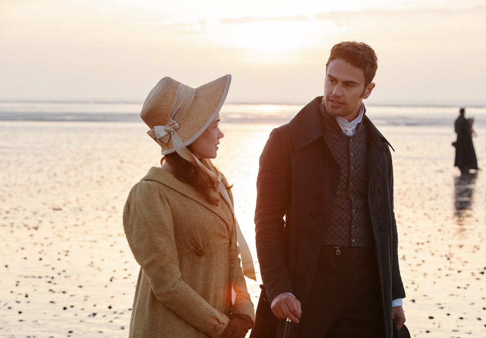 Rose Williams y Theo James, caracterizados como sus personajes de la serie 'Sanditon' en una escena del segundo episodio