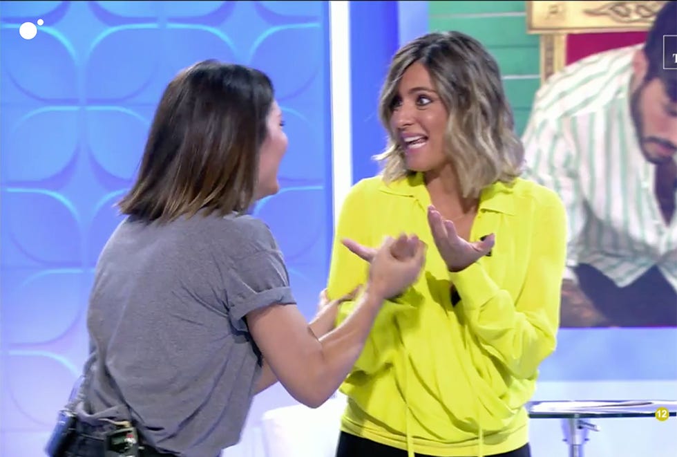 sandra barneda se ríe con nagore robles después de que ésta le gastara una broma al hacerle creer que le iba a pedir matrimonio