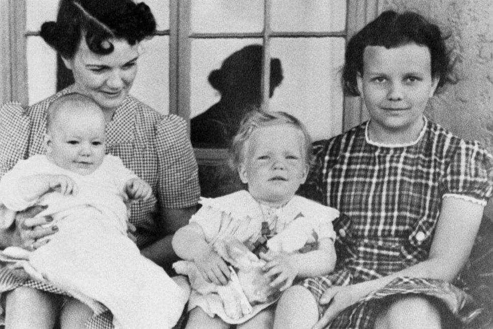 sandra day o'connor sits next to her mother holding a baby and a young child outside a house