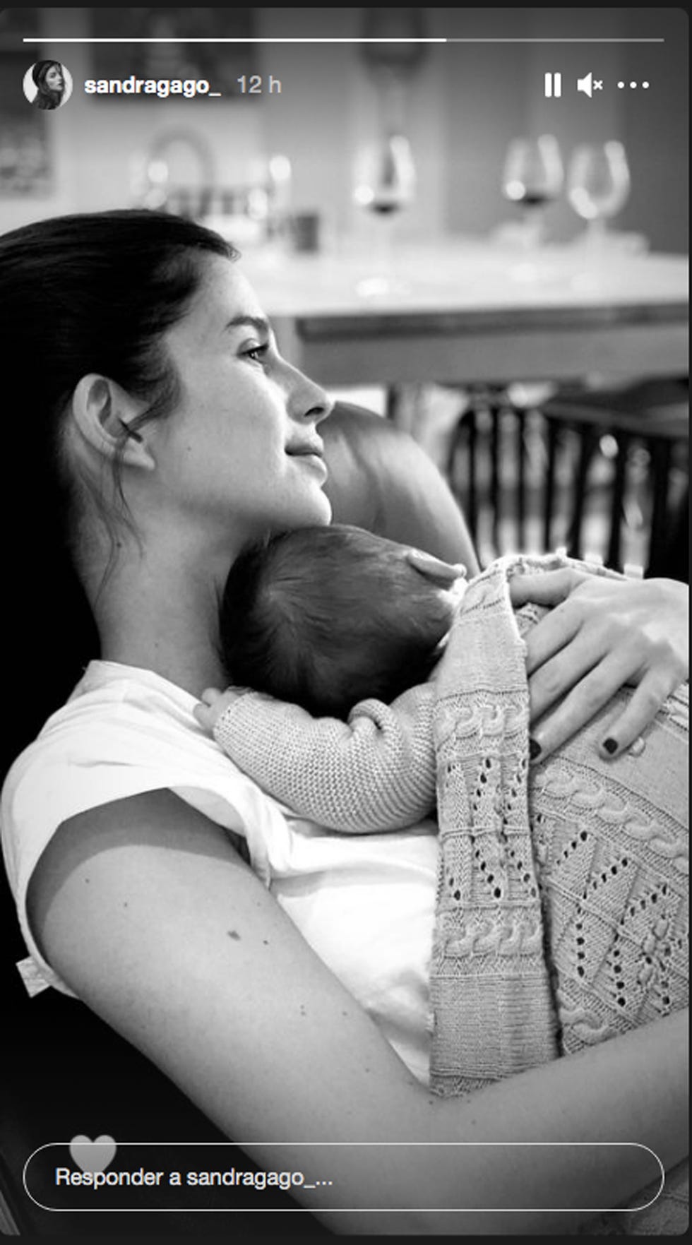 sandra gago con su pequeño en brazos