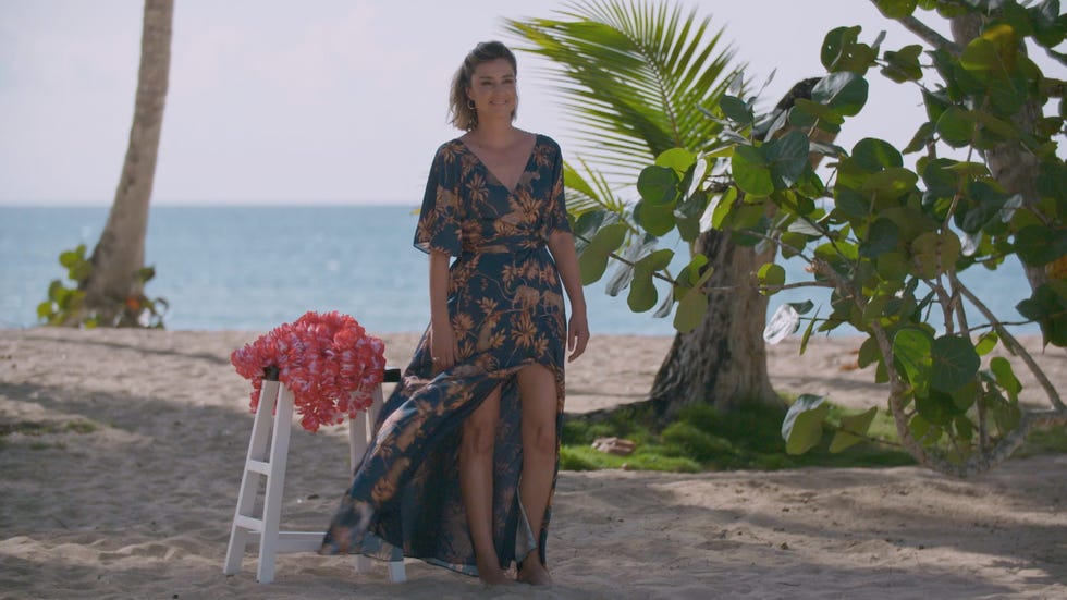 sandra barneda en la playa de la isla de las tentaciones