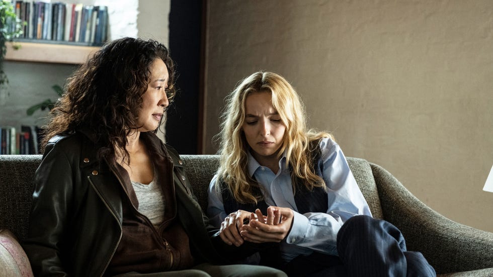 sandra oh as eve, jodie comer as villanelle, killing eve season 4 episode 3