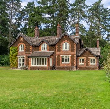 queen's sandringham cottage on airbnb