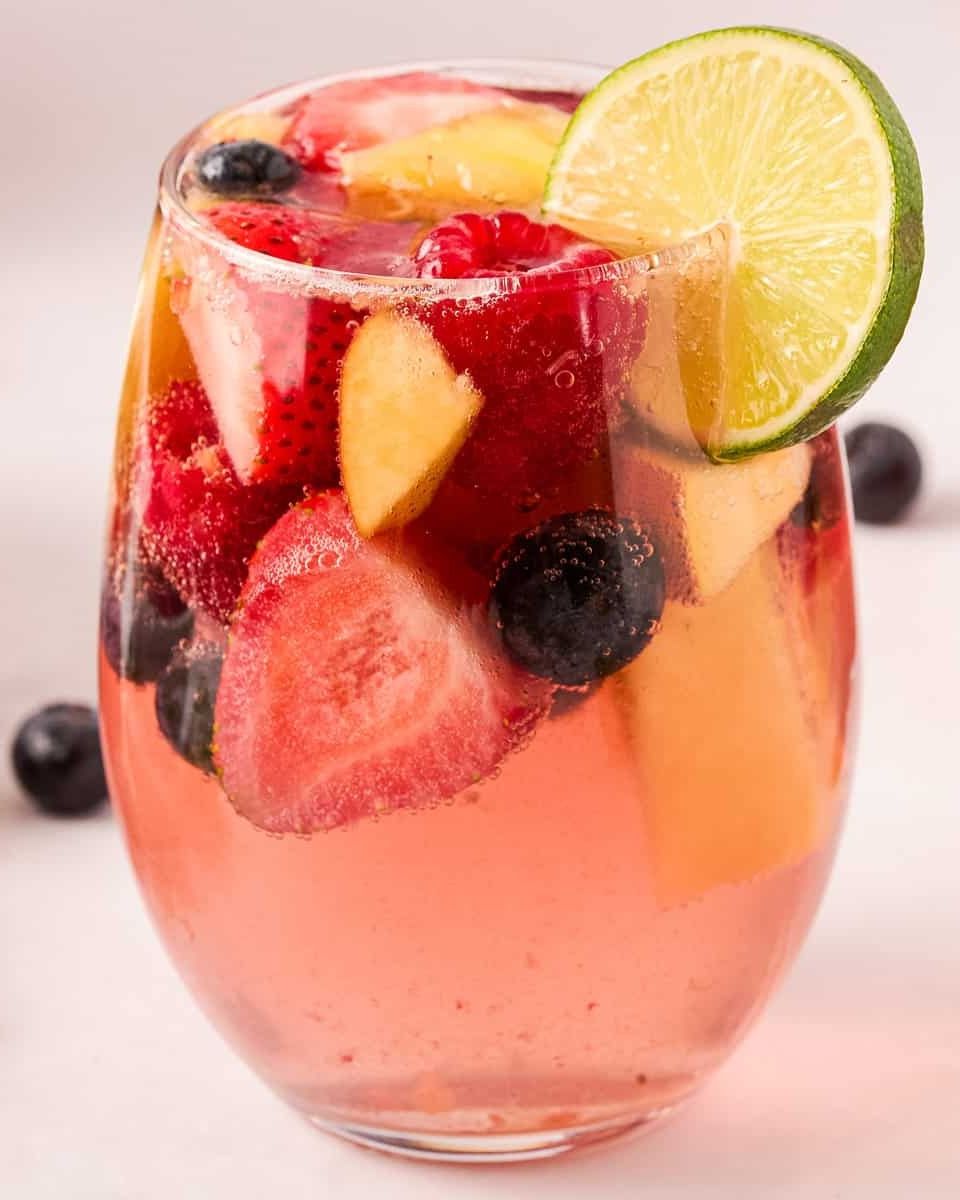 https://hips.hearstapps.com/hmg-prod/images/sangria-recipes-sweet-moscato-sangria-6414998f1104b.jpeg?crop=0.8xw:1xh;center,top&resize=980:*