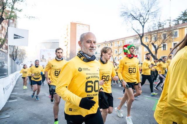 Participants in a running event wearing yellow shirts with the number 60