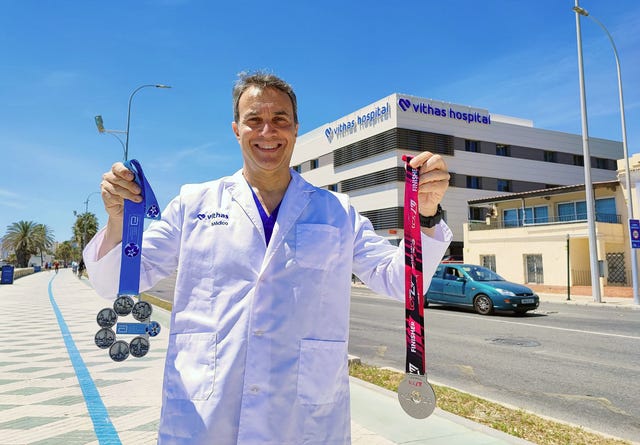 santiago mera, cirujano general que ha completado las seis grandes maratones