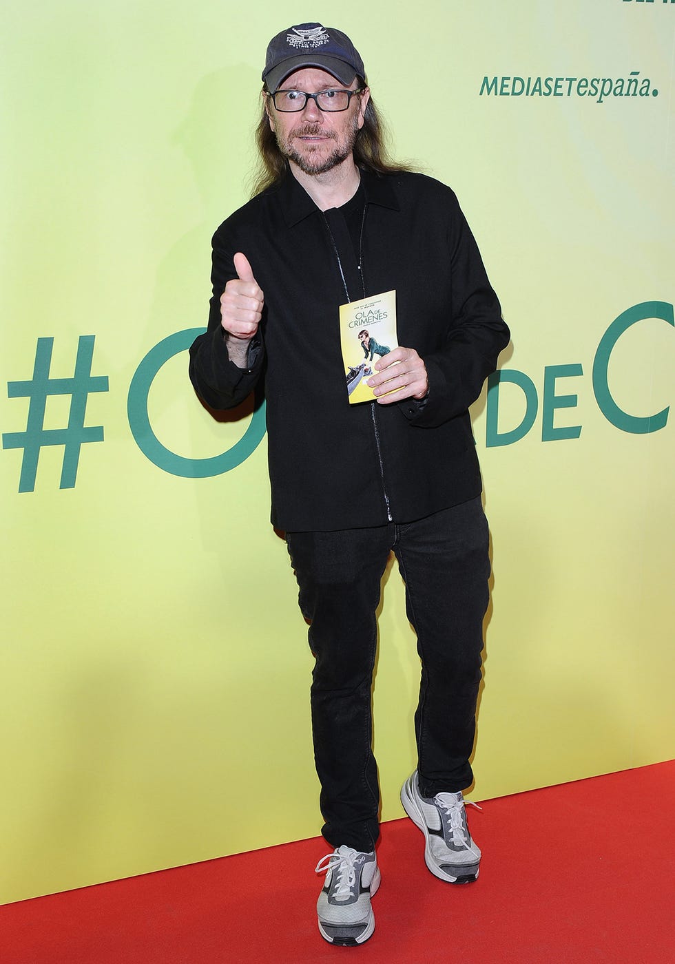 santiago segura en el photocall con los invitados al estreno de 'ola de crímenes'