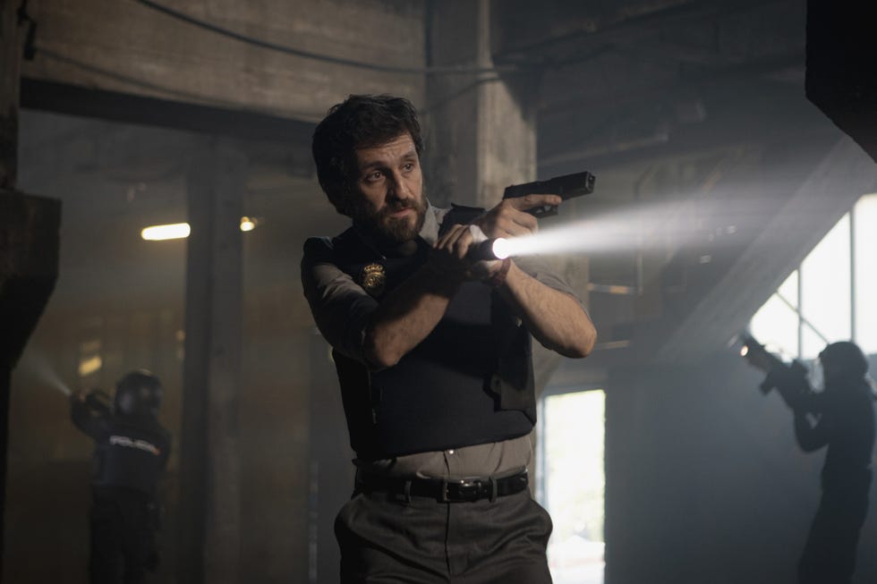 santo l to r raÚl arevalo as millÁn in episode 01 of santo cr manolo pavÓnnetflix © 2021