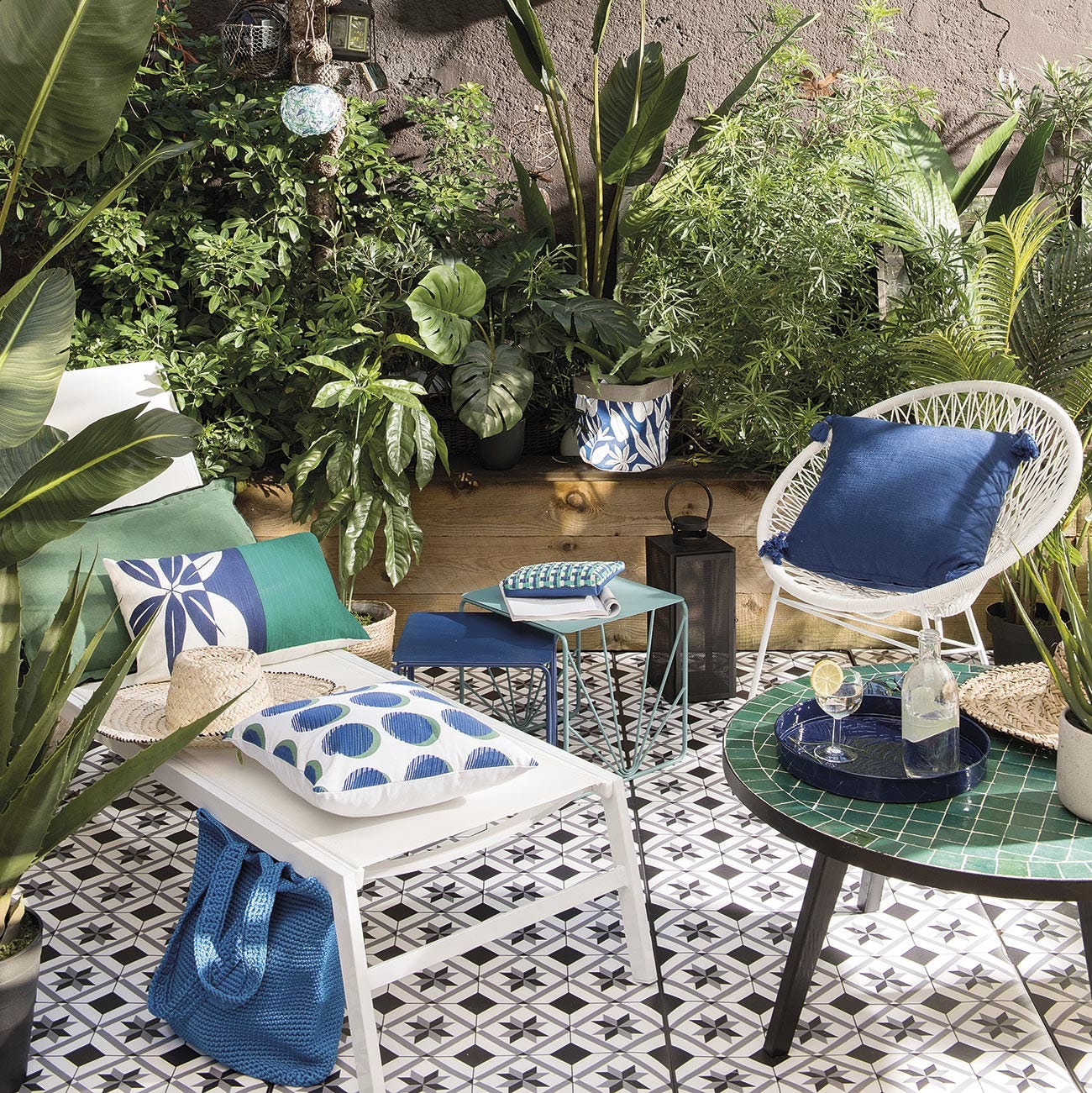 patio con zona de estar, decorado en blanco, azul y verde