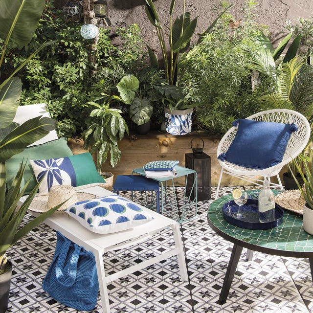 patio con zona de estar, decorado en blanco, azul y verde