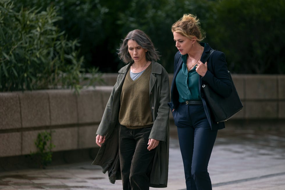 sara la donna nell'ombra. (l to r) teresa saponangelo as sara, claudia gerini as teresa in episode 102 of sara la donna nell'ombra. cr. angelo agerola/netflix © 2025