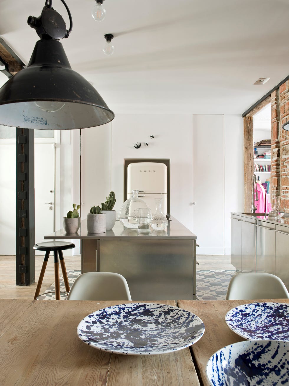 cocina de estilo industrial, con isla central en acero