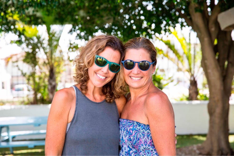 sara baras con su hermana