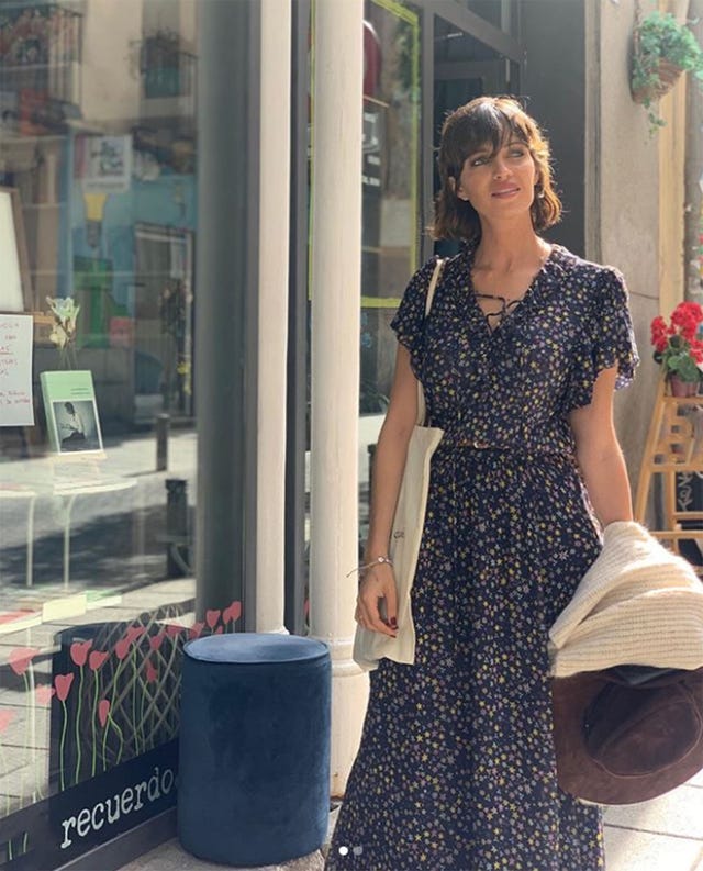 sara carbonero con vestido de flores paseando por madrid