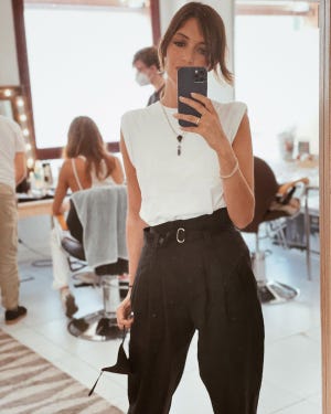 sara carbonero con camiseta con hombreras y pantalón negro