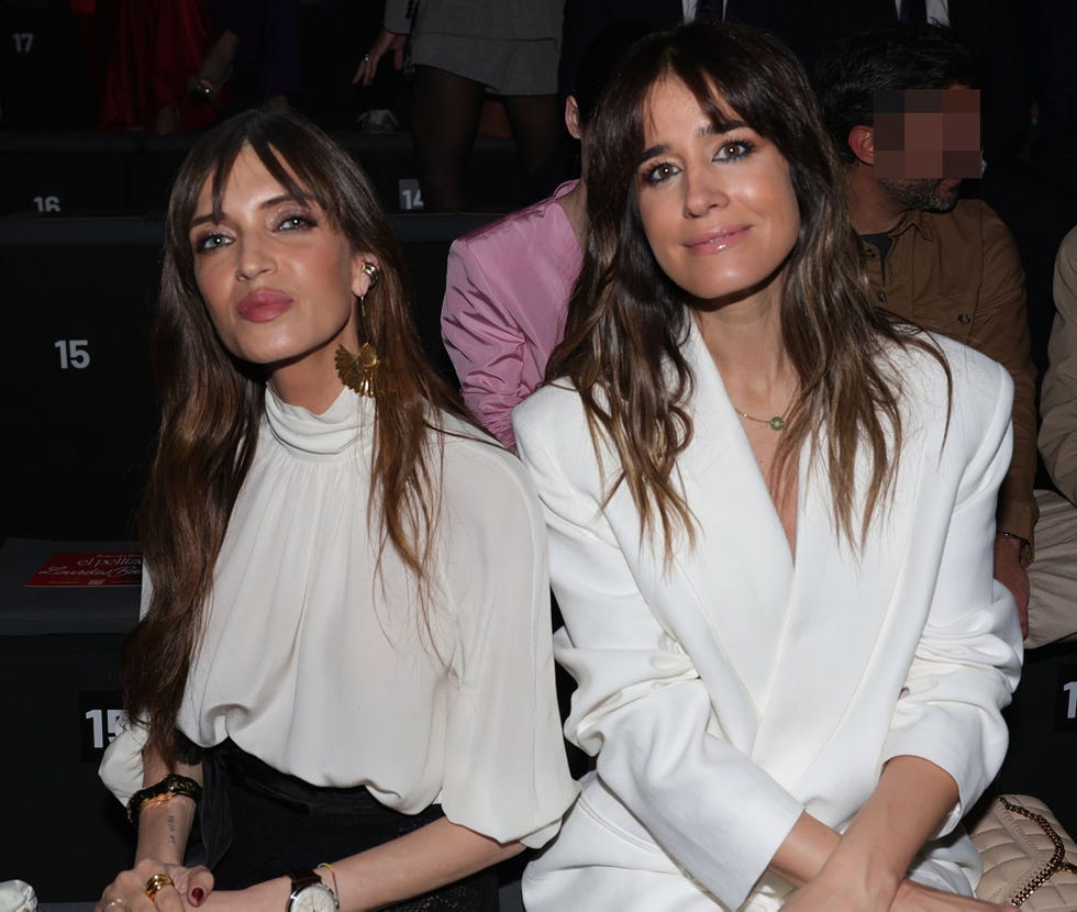 las periodistas en el front row de pedro del hierro