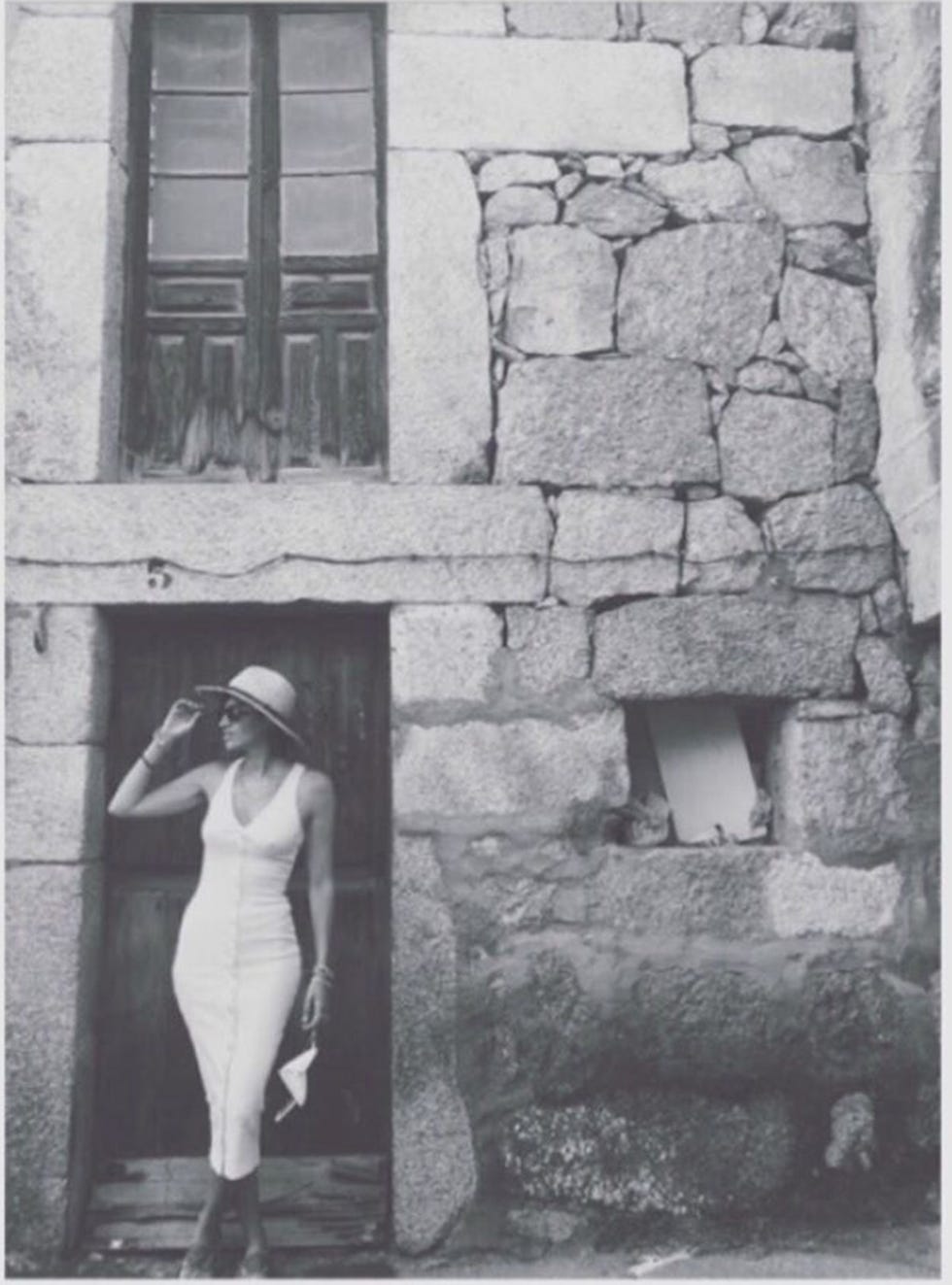 sara carbonero pasea por navalacruz, el pueblo de iker casillas