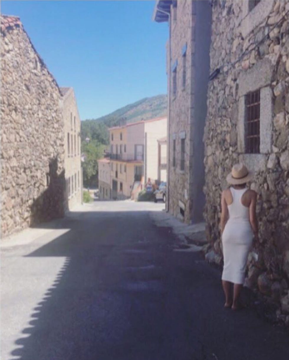 sara carbonero pasea por las calles de navalacruz, pueblo de iker casillas