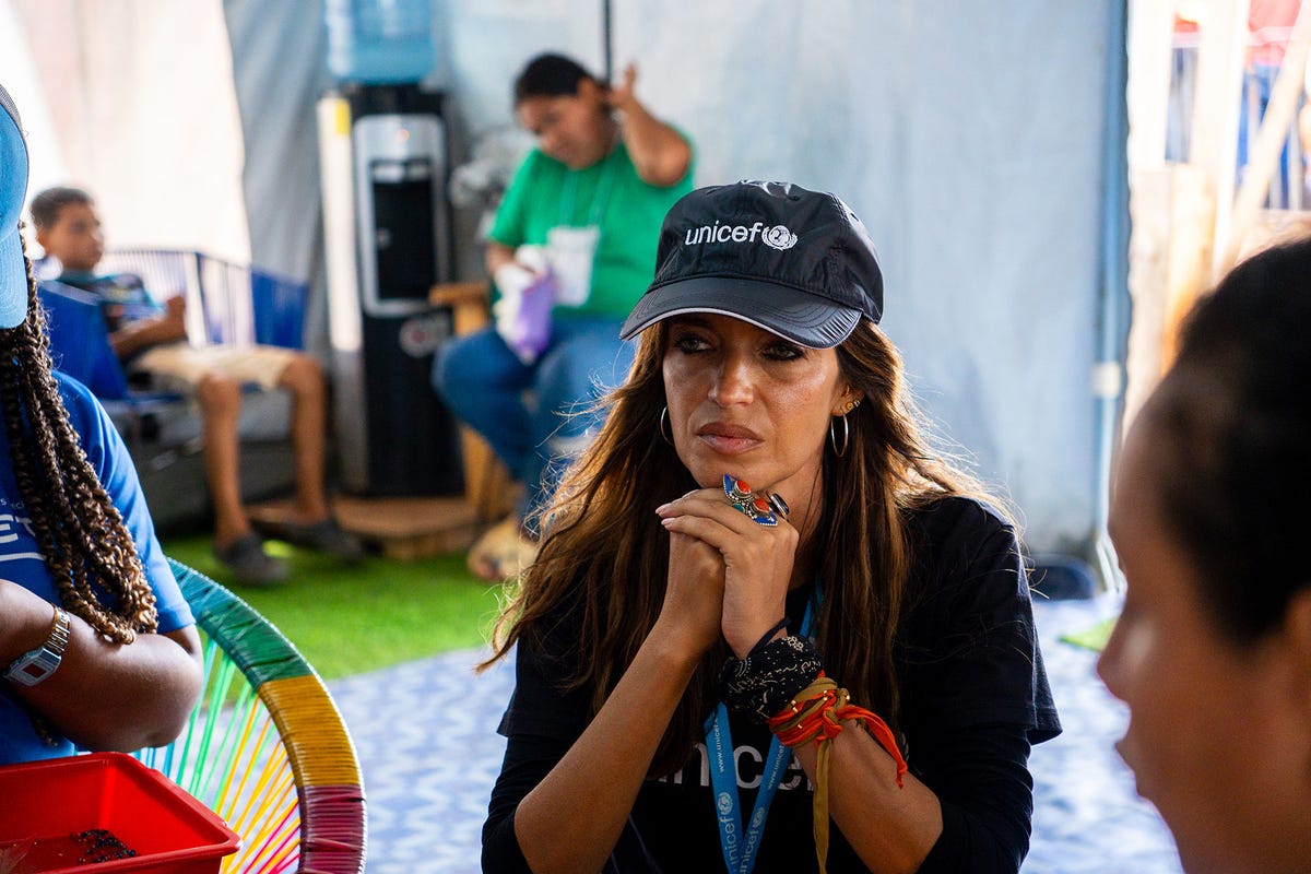 sara carbonero viaja a la selva del darien para conocer la situacion de los migrantes refugiados en la frontera de colombia con panama