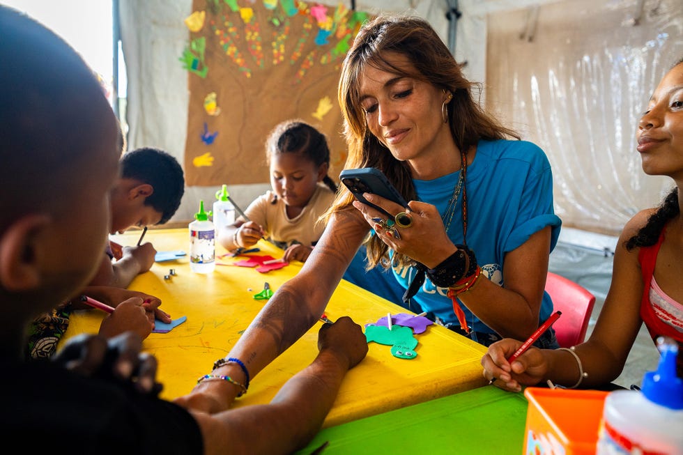 sara carbonero viaja a la selva del darien para conocer la situacion de los migrantes refugiados en la frontera de colombia con panama