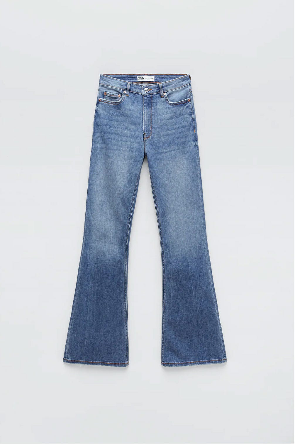 Zara y sus jeans que estilizan y alargan piernas a 30 euros