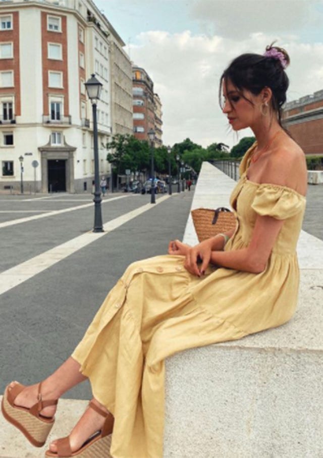 sara carbonero tiene el vestido camisero de cortefiel más bonito de la temporada