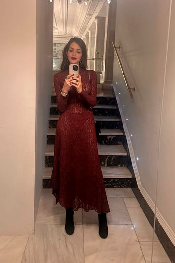 sara carbonero con un vestido de encaje y transparencias de color burdeos
