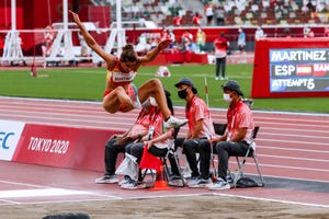 la madrileña sara martínez conquistó la medalla de plata en salto de longitud, clase t12 de discapacitados visuales, en la prueba disputada en el estadio olímpico de los juegos paralímpicos de tokio