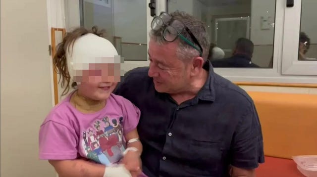 sara, la nina de 4 anos que se ha sometido a una operacion para sacarle una aguja del cerebro tras una intervencion por una caries