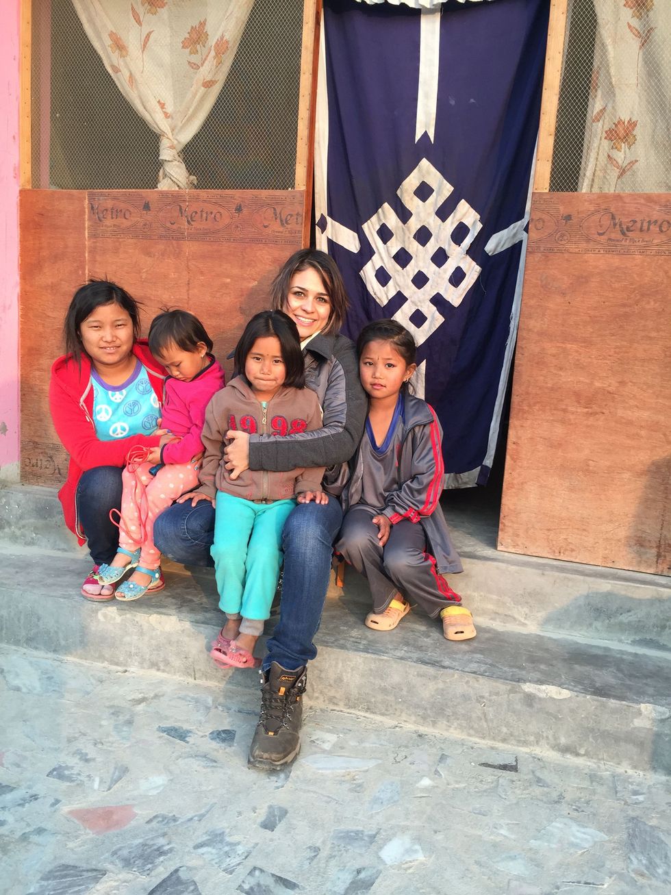 Sara Safari zit bij een groepje jonge meisjes in Nepal na een aardbeving Voor haar wegen de risicos die kleven aan het bergbeklimmen op tegen het belang van haar werk voor vrouwenorganisaties