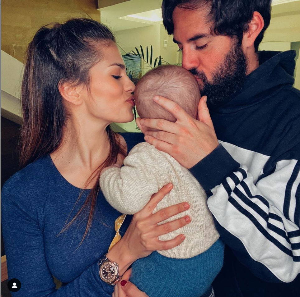 Sara Sálamo e Isco Alarcón con su hijo Theo