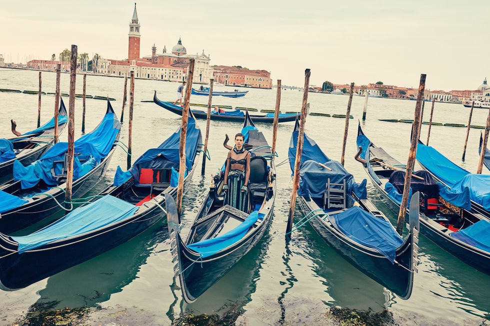 Gondola, Water transportation, Boat, Vehicle, Waterway, Watercraft, Mode of transport, Water, Sky, Boating, 