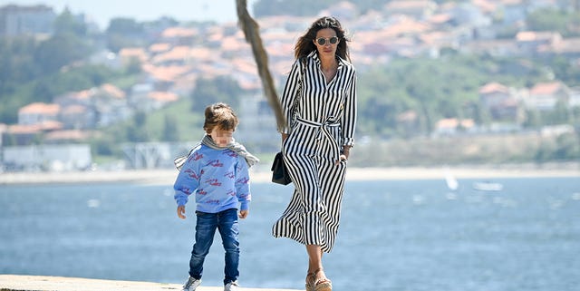 Sara Carbonero paseando con su hijo Martín sara carbonero paseando con su hijo martín