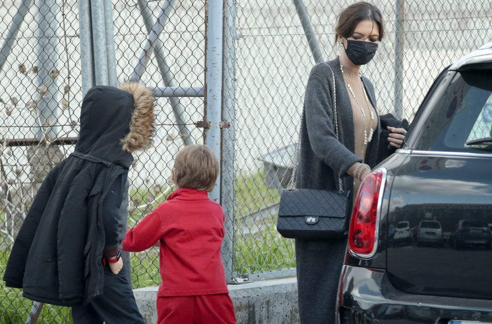 sara carbonero recoge a sus hijos del colegio entre nuevos rumores de separación