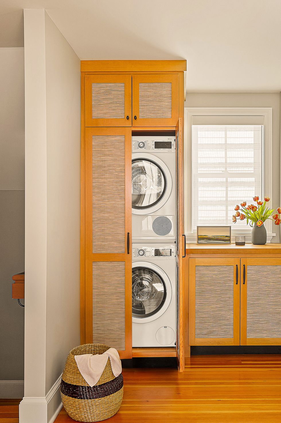 https://hips.hearstapps.com/hmg-prod/images/sarah-and-sons-interiors-laundry-room-03-photo-by-sarah-szwajkos-sarah-szwajkos-sarah-szwajkos-1-6515868e497ff.jpg?crop=0.838xw:0.972xh;0.162xw,0.0276xh&resize=980:*