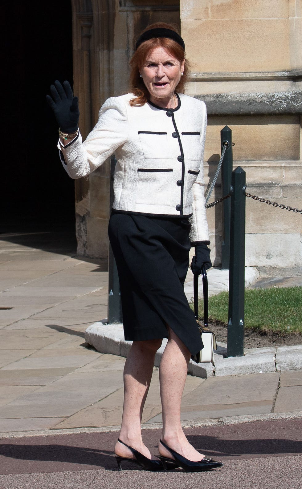 sarah ferguson con un conjunto en blanco y negro a su salida de la misa de pascua en 2025