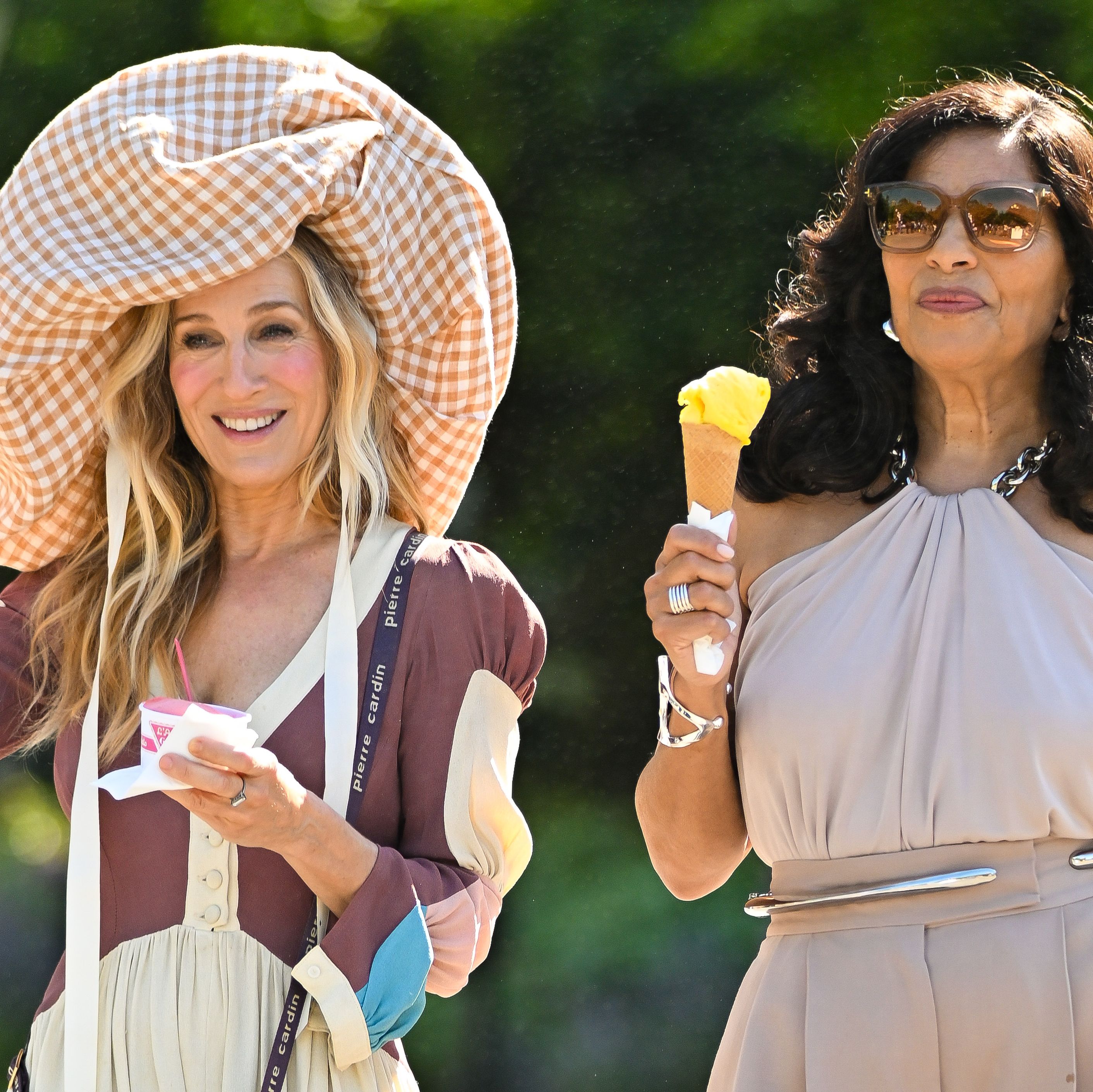 Yes, including Carrie's insanely large hat.