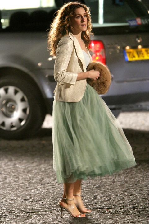 sarah jessica parker on the set of "sex and the city" in paris, france january 17, 2004