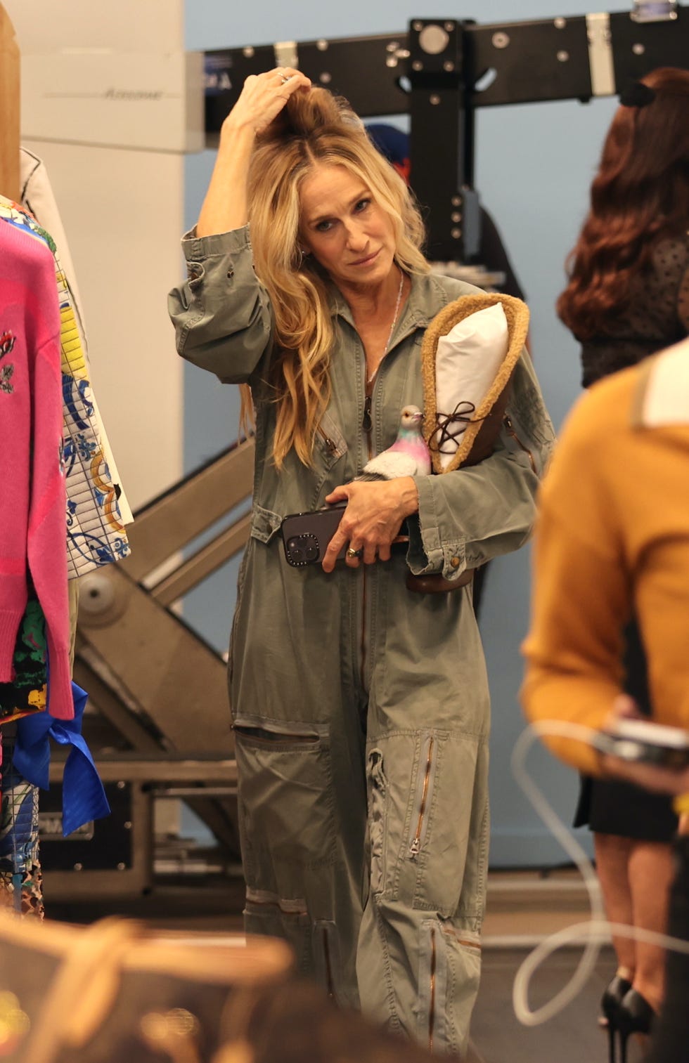 https://hips.hearstapps.com/hmg-prod/images/sarah-jessica-parker-is-seen-on-the-film-set-of-the-and-news-photo-1665003648.jpg?crop=1xw:1xh;center,top&resize=980:*