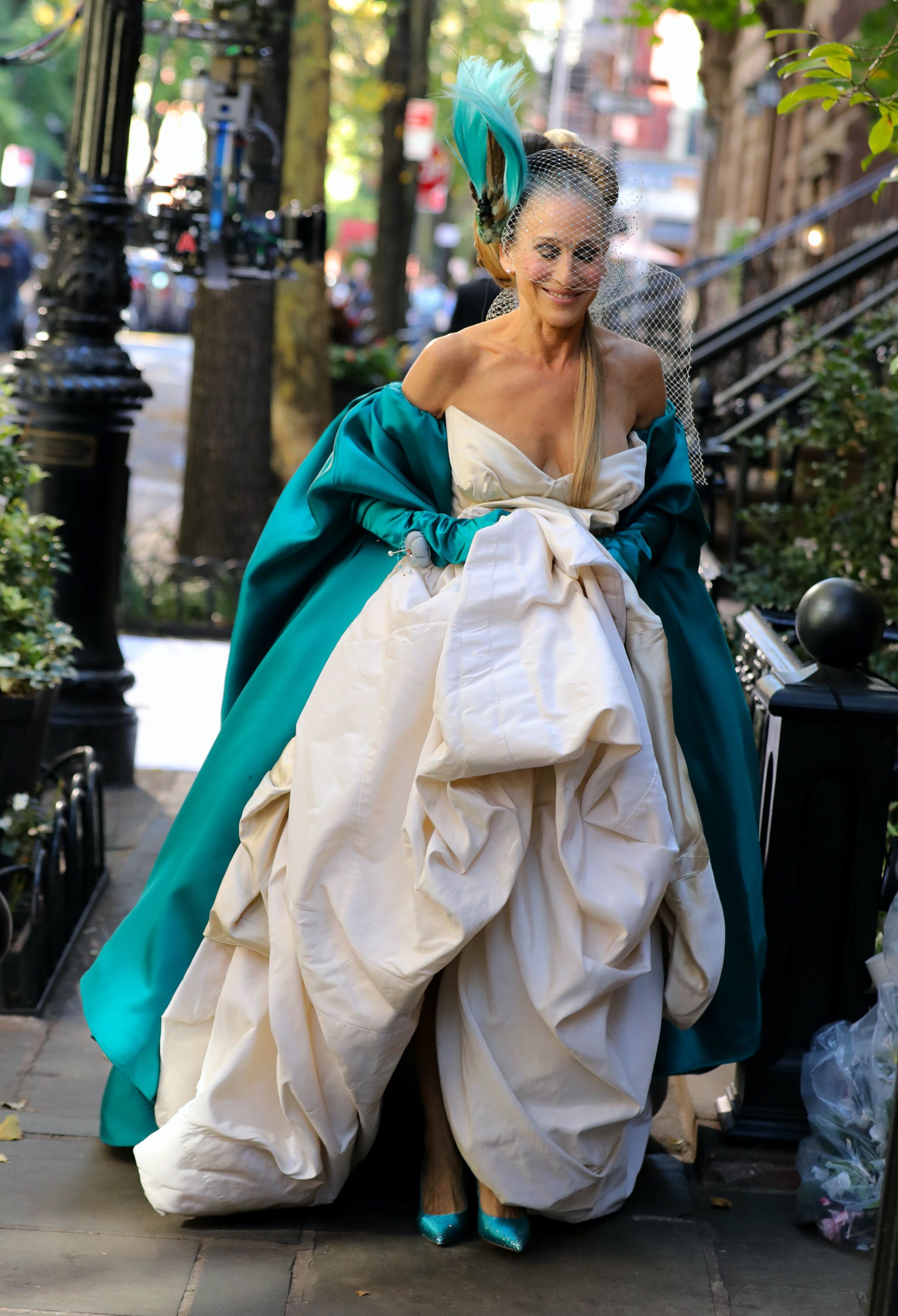 https://hips.hearstapps.com/hmg-prod/images/sarah-jessica-parker-is-seen-on-the-set-of-and-just-like-news-photo-1667503702.jpg