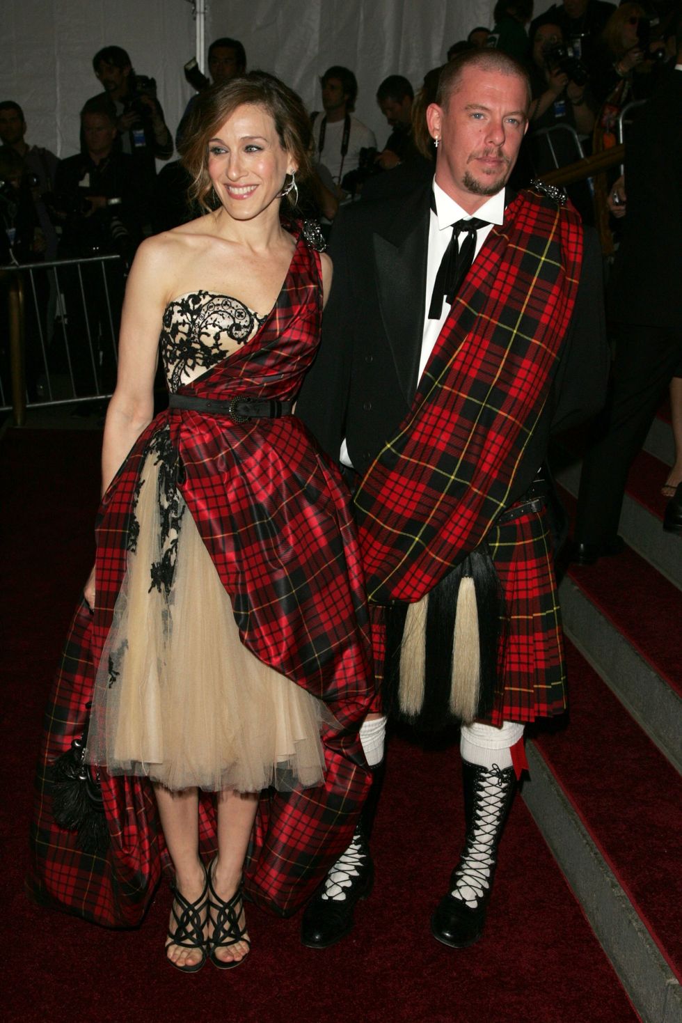 new york may 01 actress sarah jessica parker and designer alexander mcqueen attend the metropolitan museum of art costume institute benefit gala anglomania at the metropolitan museum of art may 1, 2006 in new york city photo by peter kramergetty images