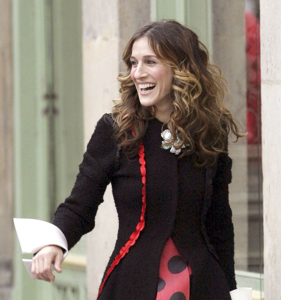sarah jessica parker on the set of "sex and the city" in paris, france  january 16, 2004