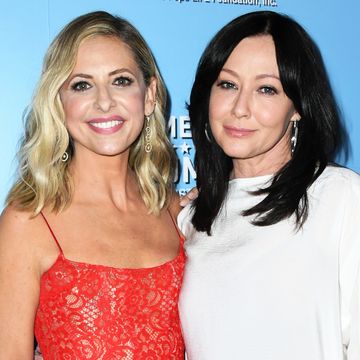 sarah michelle gellar, shannen doherty togethe ron the red carpet at the humane hero dog awards 2019