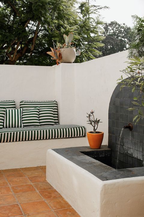 outdoor patio with fountain