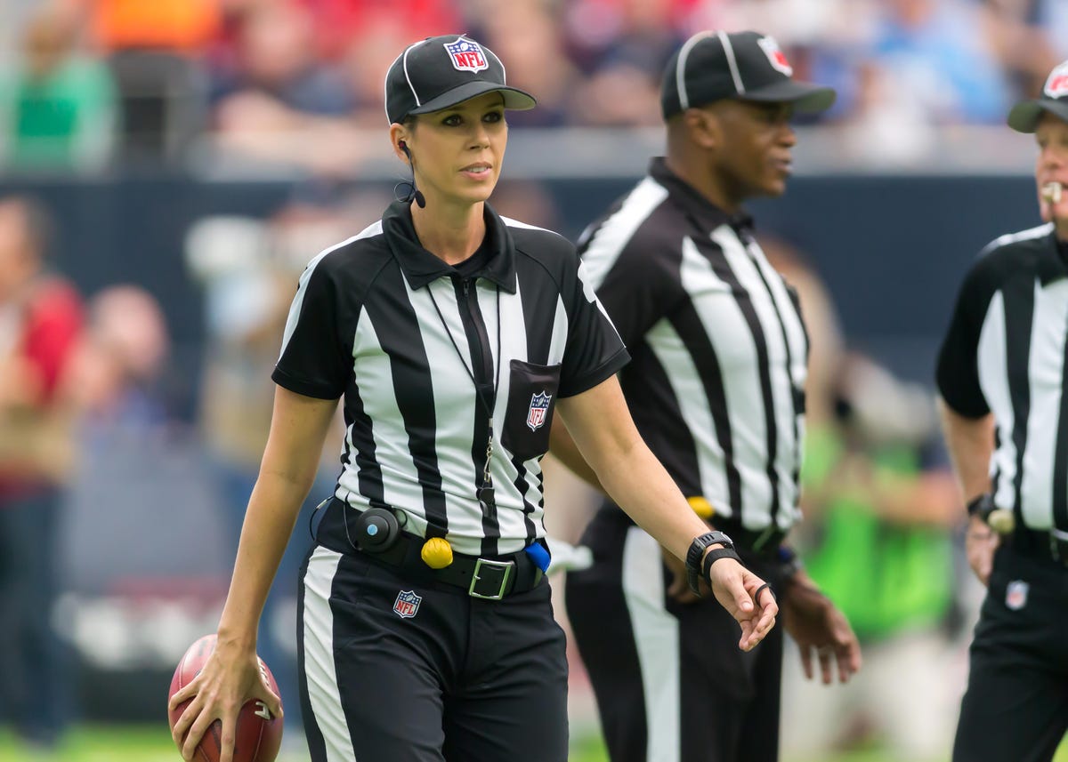 Twitter celebrates Sarah Thomas as she becomes first woman referee