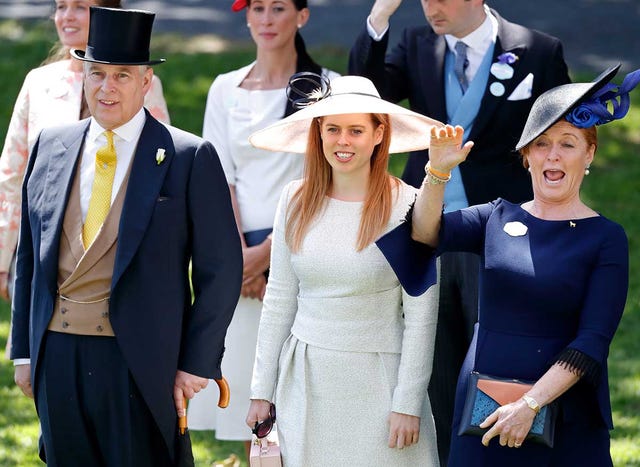 sarah ferguson con su hija beatriz y andres de inglaterra