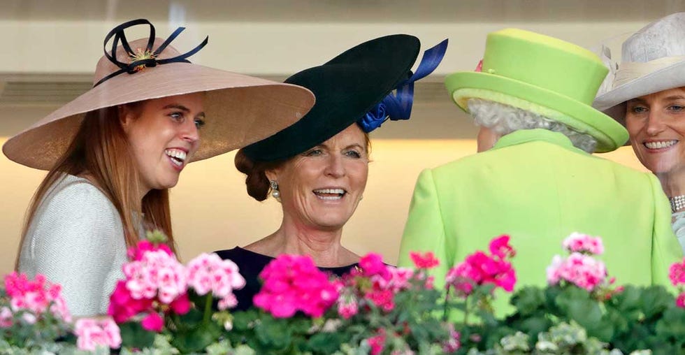 Sarah Ferguson con su hija Beatriz y la reina Isabel II